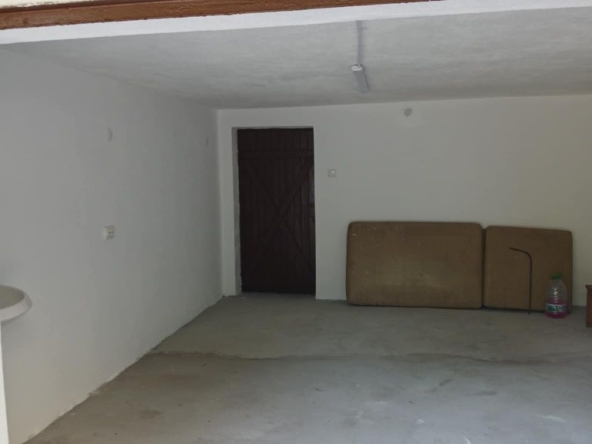 Дава се под наем Гараж / Паркомясто в Благоевград, Широк център - 30 кв.м за 102 € - Снимка #1