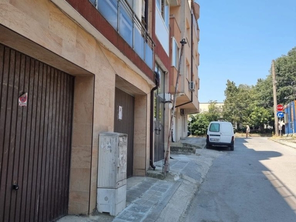 Дава се под наем Гараж / Паркомясто в Варна, Цветен квартал - 17 кв.м за 102 € - Снимка #1