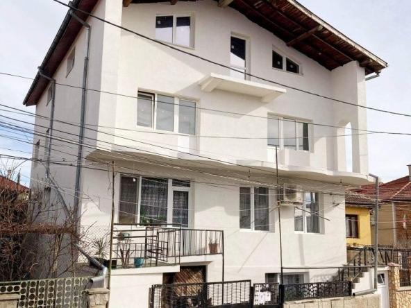 Къща в Добрич, Център - 495 кв.м за 433 €/кв.м - Снимка #1