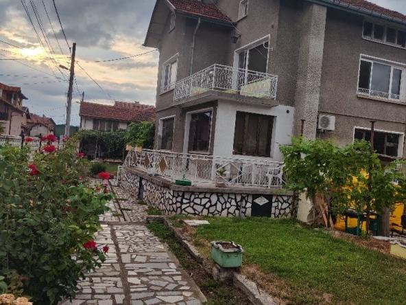 Къща в с. Казичене, Област София-град - 240 кв.м за 850 €/кв.м - Снимка #1