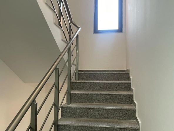 Тристаен апартамент в Казанлък - 101 кв.м за 1414 €/кв.м - Снимка #1