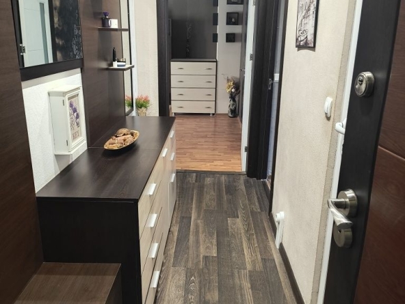 Дава се под наем Тристаен апартамент в Търговище, Запад 3 - 64 кв.м за 259.08 € - Снимка #1