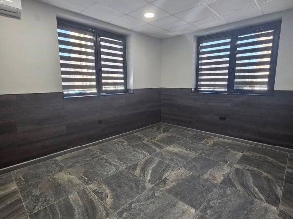 Дава се под наем Офис в Кюстендил, Център - 15 кв.м за 278.97 € - Снимка #1