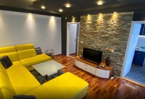 Дава се под наем Тристаен апартамент в Пловдив, Христо Смирненски - 98 кв.м за 300 € - Снимка #1