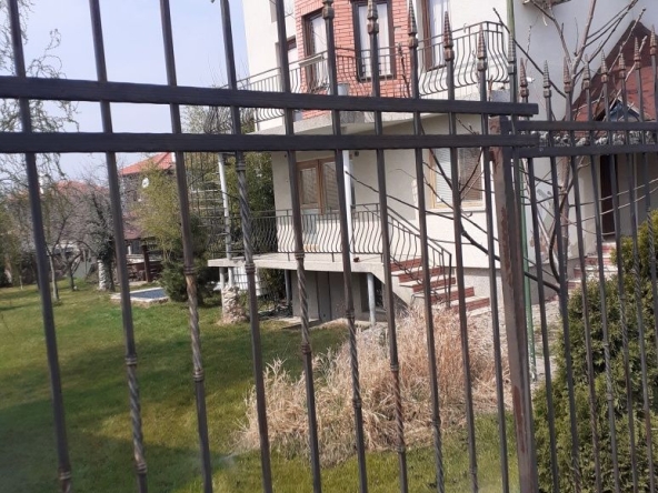 Дава се под наем Четиристаен апартамент в Варна, Цветен квартал - 140 кв.м за 510 € - Снимка #1