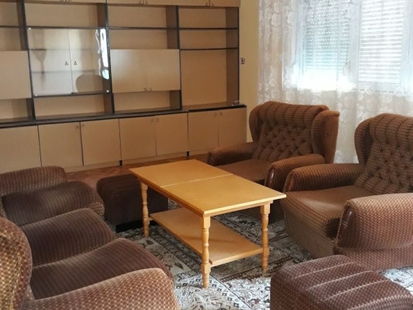 Дава се под наем Етаж от къща в Шумен, 5-ти полк - 120 кв.м за 229.5 € - Снимка #1