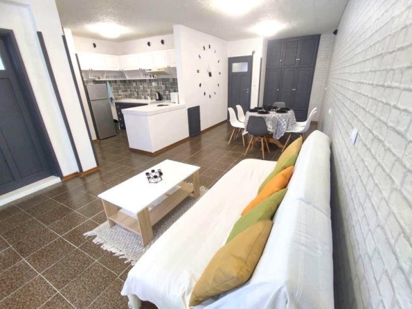 Дава се под наем Тристаен апартамент в Бургас, Център - 100 кв.м за 612 € - Снимка #1