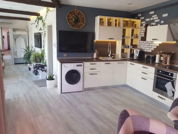 Дава се под наем Едностаен апартамент в Бургас, Център - 75 кв.м за 714 € - Снимка #1