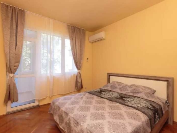 Дава се под наем Тристаен апартамент в Бургас, Център - 82 кв.м за 275 € - Снимка #1