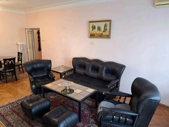 Дава се под наем Тристаен апартамент в София, Център - 100 кв.м за 650 € - Снимка #1