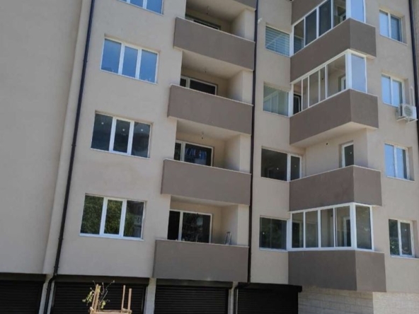 Тристаен апартамент в Разград, Бели Лом - 98 кв.м за 1837 €/кв.м - Снимка #1