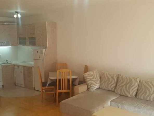 Дава се под наем Тристаен апартамент в Бургас, Център - 100 кв.м за 306 € - Снимка #1