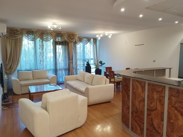 Дава се под наем Тристаен апартамент в Пловдив, Център - 100 кв.м за 745 € - Снимка #1