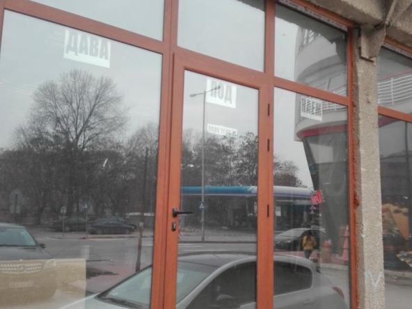 Дава се под наем Магазин в Пазарджик, Идеален център - 42 кв.м за 306 € - Снимка #1