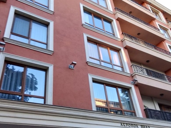 Дава се под наем Тристаен апартамент в Варна, Център - 120 кв.м за 102 € - Снимка #1