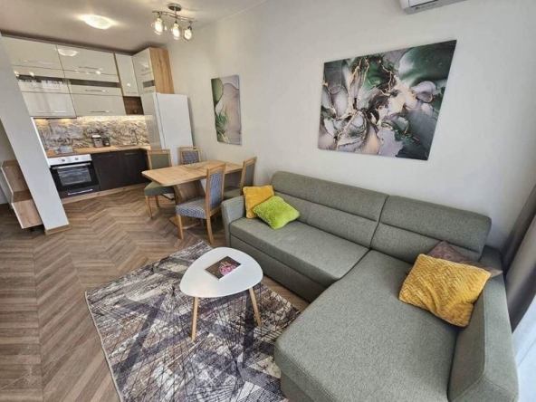 Дава се под наем Двустаен апартамент в Пловдив, Център - 76 кв.м за 714 € - Снимка #1