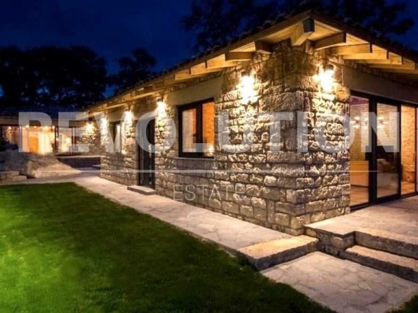 Дава се под наем Къща в к.к. Св.Св. Константин и Елена - 120 кв.м за 1595.79 € - Снимка #1