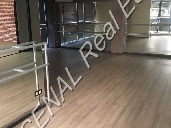 Дава се под наем Офис в София, Младост 2 - 205 кв.м за 1495.83 € - Снимка #1