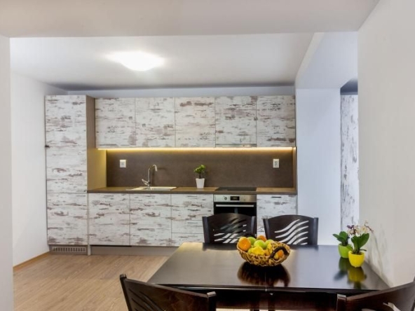 Дава се под наем Тристаен апартамент в Пловдив, Център - 180 кв.м за 900 € - Снимка #1
