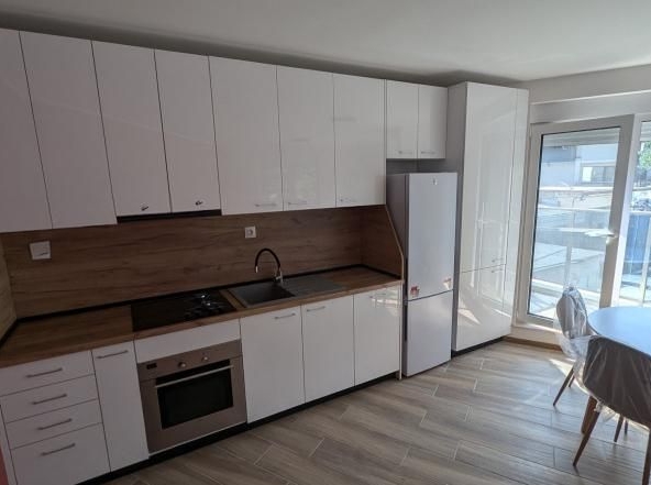 Дава се под наем Тристаен апартамент в Пловдив, Христо Смирненски - 100 кв.м за 750 € - Снимка #1