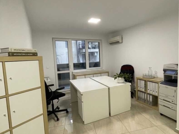 Дава се под наем Офис в Бургас, Център - 20 кв.м за 328.95 € - Снимка #1