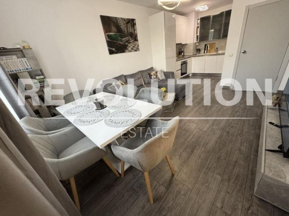 Дава се под наем Двустаен апартамент в к.к. Св.Св. Константин и Елена - 75 кв.м за 700 € - Снимка #1