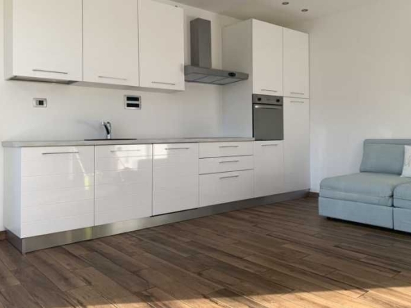 Дава се под наем Едностаен апартамент в Пловдив, Остромила - 48 кв.м за 153 € - Снимка #1