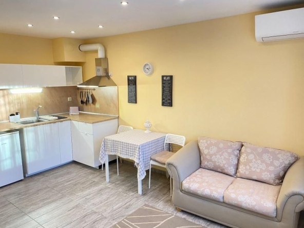 Дава се под наем Двустаен апартамент в Варна, Център - 45 кв.м за 448.8 € - Снимка #1