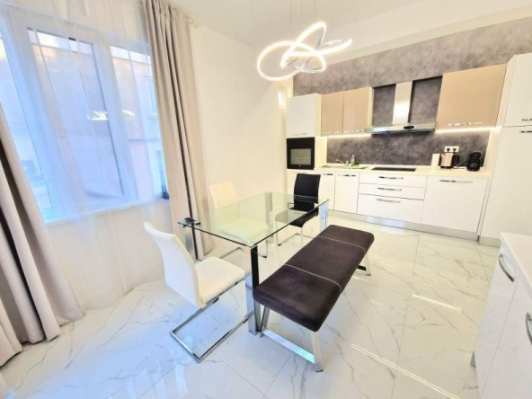 Дава се под наем Тристаен апартамент в Варна, Център - 100 кв.м за 920 € - Снимка #1