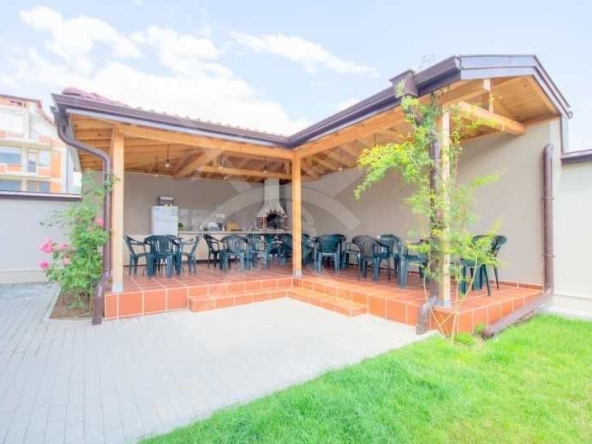 Хотел в Приморско - 715 кв.м за 826 €/кв.м - Снимка #1