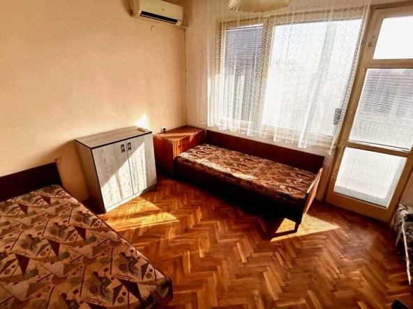 Дава се под наем Тристаен апартамент в Бургас, Център - 80 кв.м за 331.5 € - Снимка #1