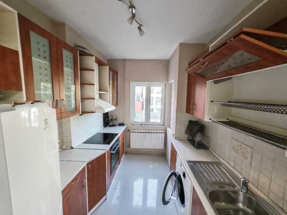 Дава се под наем Тристаен апартамент в София, Хиподрума - 80 кв.м за 598.23 € - Снимка #1