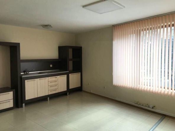 Дава се под наем Офис в Бургас, Център - 85 кв.м за 357 € - Снимка #1