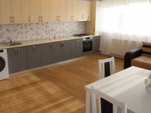 Дава се под наем Тристаен апартамент в Пловдив, Център - 73 кв.м за 255 € - Снимка #1