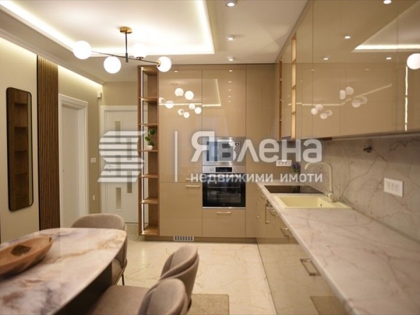 Дава се под наем Тристаен апартамент в Пловдив, Център - 85 кв.м за 920 € - Снимка #1