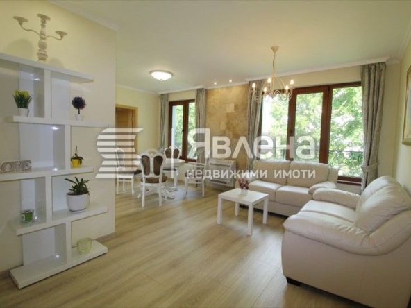Тристаен апартамент в Варна, Червен площад - 94 кв.м за 4522 €/кв.м - Снимка #1