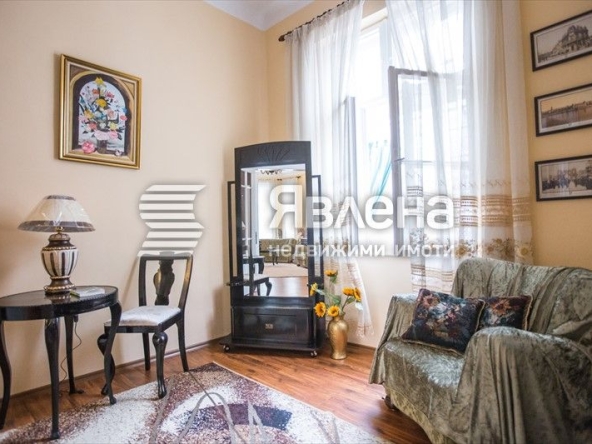 Дава се под наем Етаж от къща в Варна, Център - 190 кв.м за 1047.03 € - Снимка #1