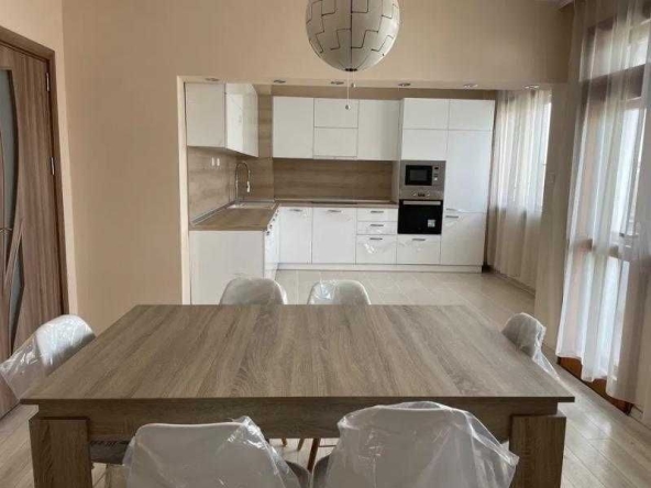 Дава се под наем Тристаен апартамент в Бургас, Център - 120 кв.м за 765 € - Снимка #1