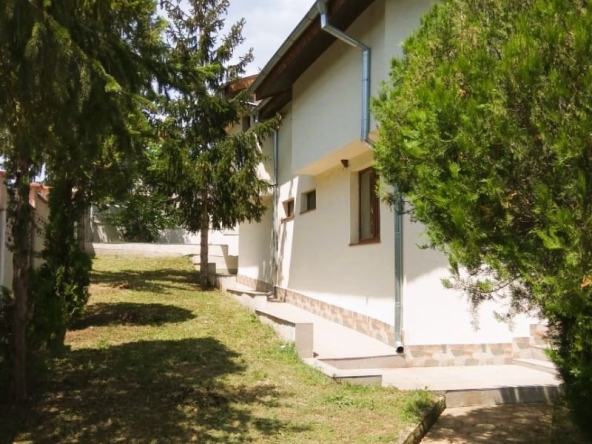 Къща в Долни чифлик - 370 кв.м за 622 €/кв.м - Снимка #1