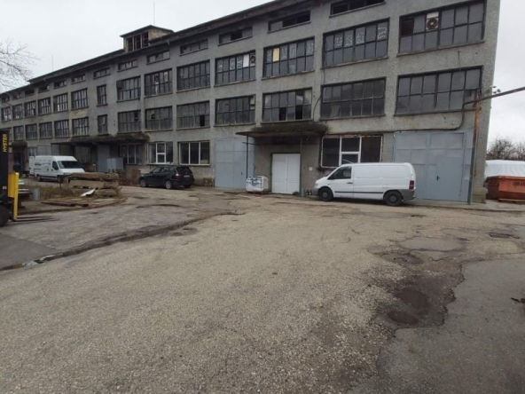 Склад в Плевен, Индустриална зона - 2232 кв.м за 269 €/кв.м - Снимка #1