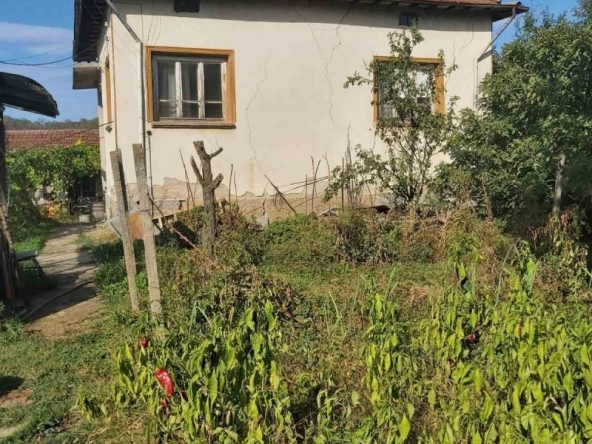 Къща в с. Комарево, Област Плевен - 80 кв.м за 128 €/кв.м - Снимка #1