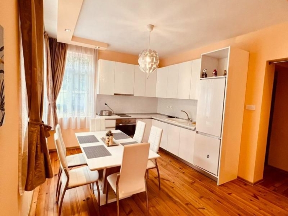Дава се под наем Етаж от къща в Пловдив, Център - 85 кв.м за 664 € - Снимка #1