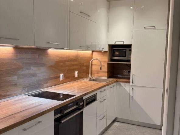 Дава се под наем Тристаен апартамент в София, Център - 79 кв.м за 880 € - Снимка #1