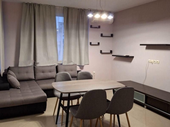 Дава се под наем Тристаен апартамент в София, Зона Б-19 - 84 кв.м за 818 € - Снимка #1