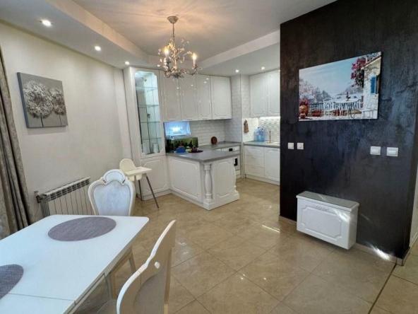 Дава се под наем Тристаен апартамент в София, Студентски град - 146 кв.м за 1124 € - Снимка #1