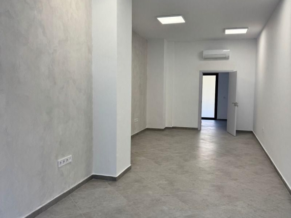 Дава се под наем Офис в Пловдив, Тракия - 55 кв.м за 867 € - Снимка #1