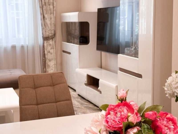 Дава се под наем Двустаен апартамент в София, Лозенец - 89 кв.м за 947.58 € - Снимка #1