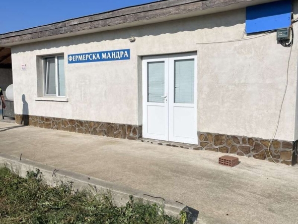 Промишлена сграда в с. Любеново, Област Плевен - 2568 кв.м за 30 €/кв.м - Снимка #1