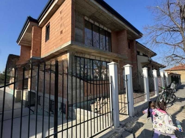 Къща в с. Крумово, Област Пловдив - 370 кв.м за 362 €/кв.м - Снимка #1