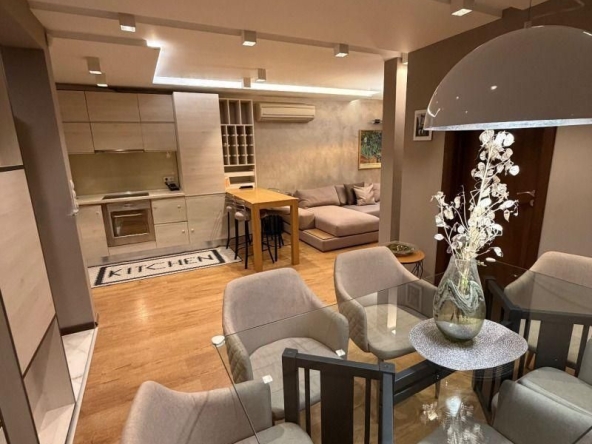 Дава се под наем Тристаен апартамент в София, Изток - 90 кв.м за 1196.97 € - Снимка #1